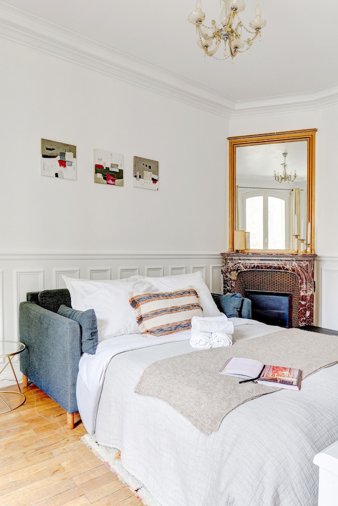 Elegant 1BR Steps to Marais & Louvre