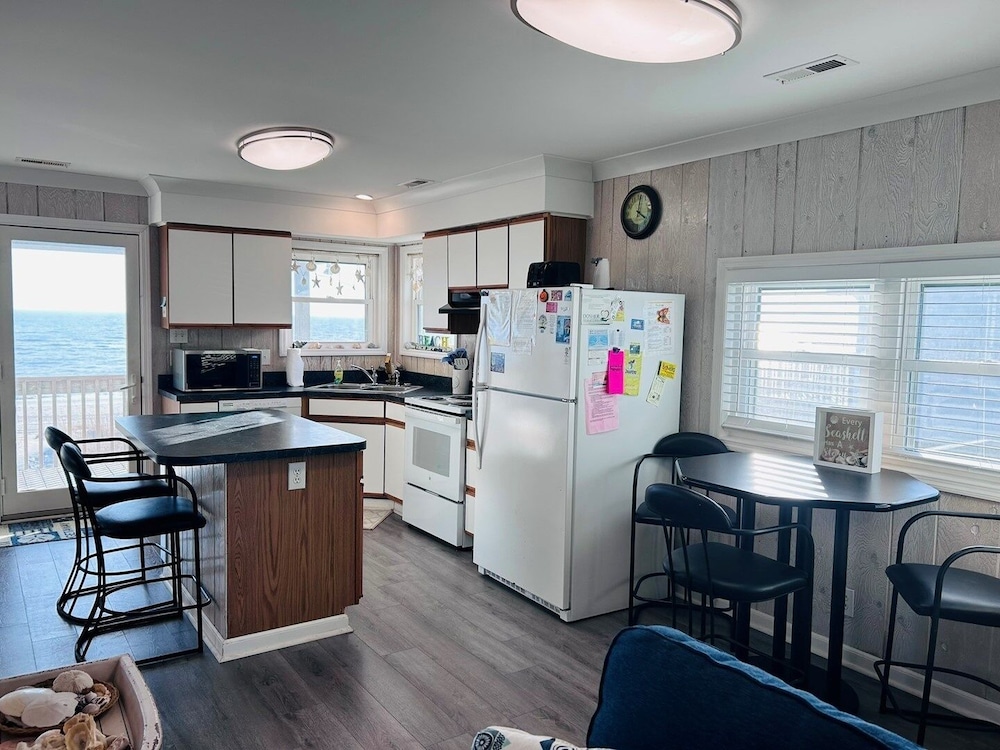 Sea It All 2 Bedroom Home by RedAwning