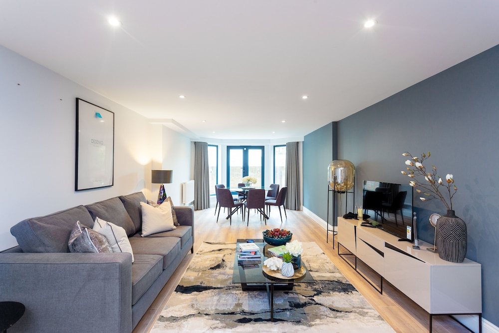 The Carlyle - Elegant Serviced Apartments