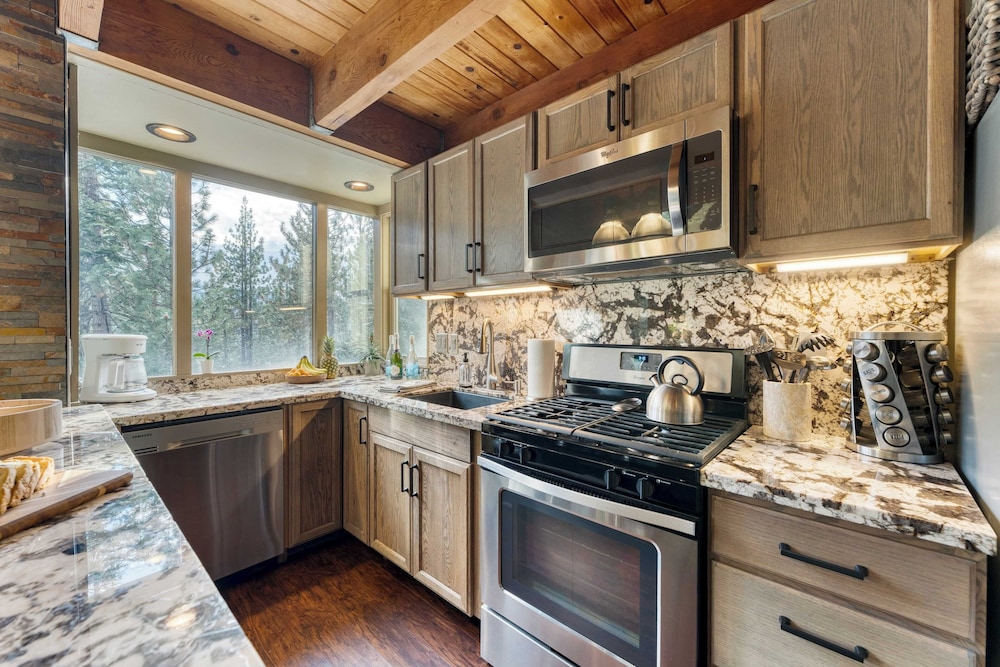 Jeffrey Pines Lofted Cabin, Minutes to Lake A-frame-inspired Design, Deck