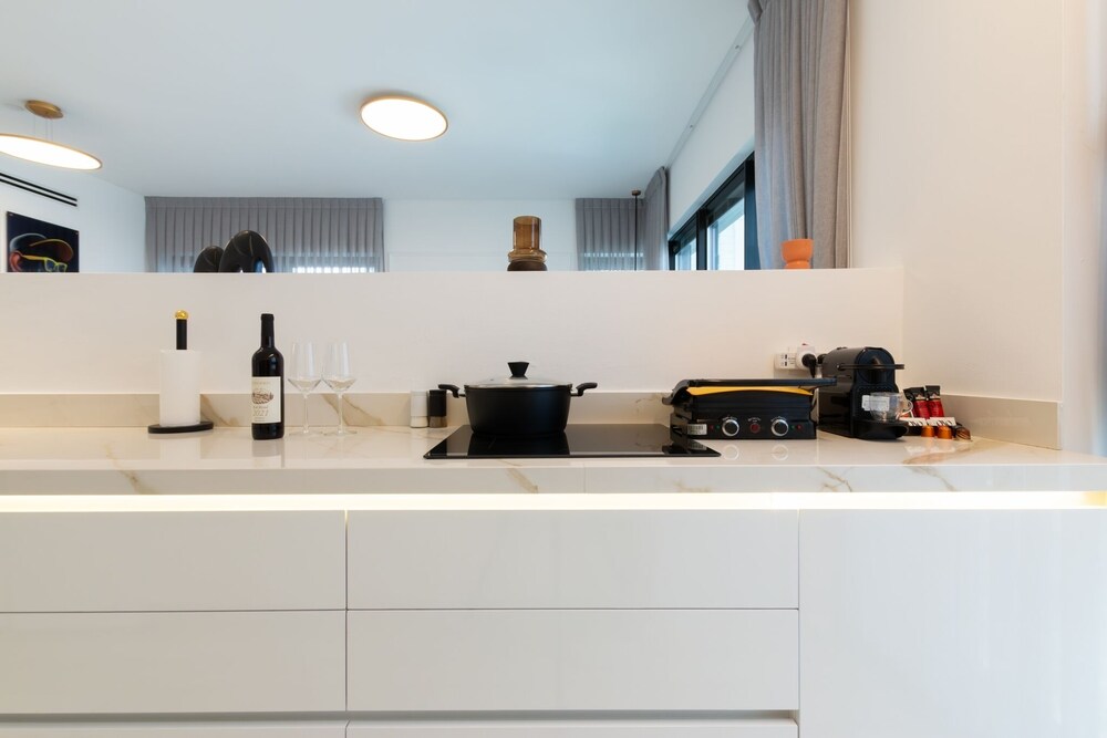 3 BR SeaFront APT Prestigious Tower