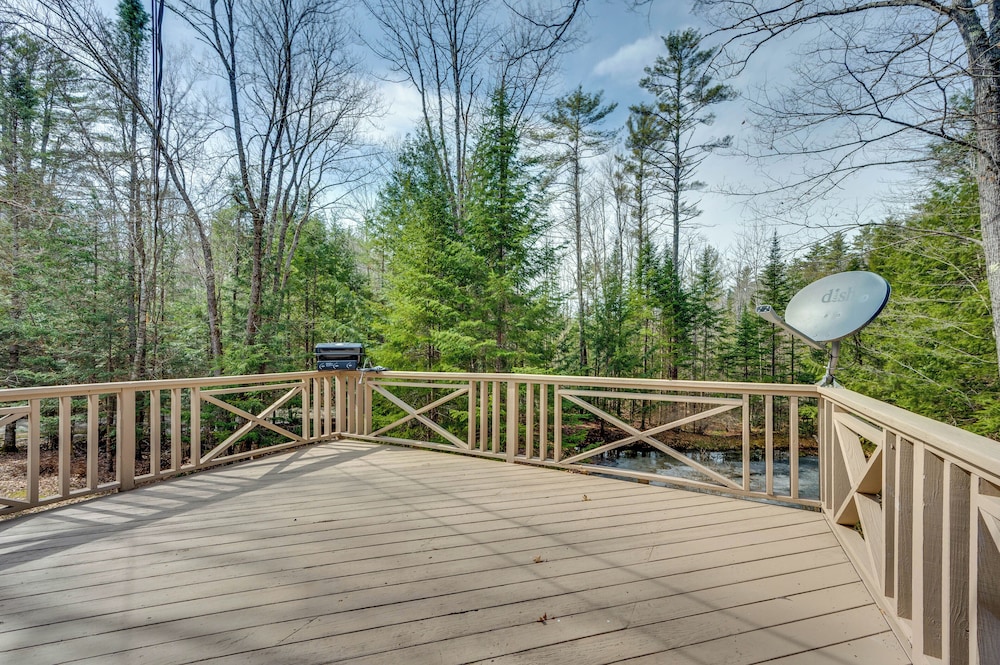Haverhill Mtn Retreat: Hike, Ski, Relax in Hot Tub