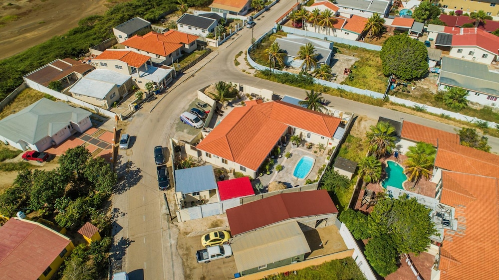 Poolside 1-bed Near Palm Beach