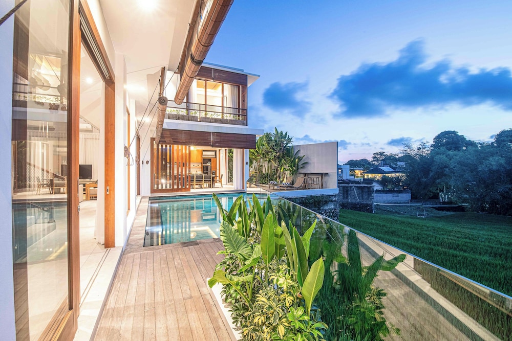Luxury 5-bedroom Canggu Beach Villa With Scenic Ri