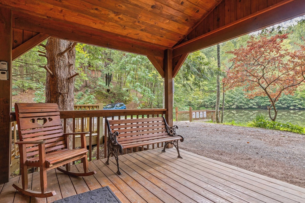 Lakeside Cabin w/ Hot Tub, Fireplace Near Dollywood & Trails Smoky Shores Retreat by Avantstay