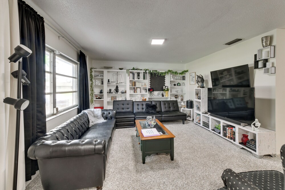 7 Mi to Siesta Beach: Home w/ Furnished Patio!