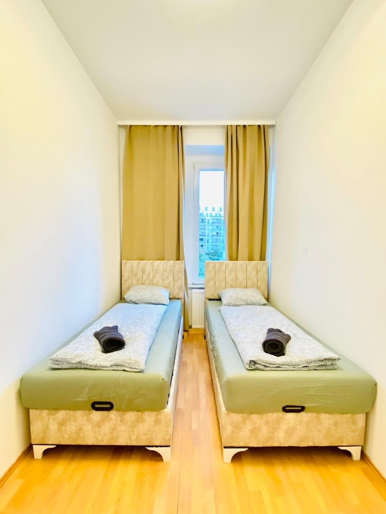 5 Bedroom Apartment near Schonbrunn