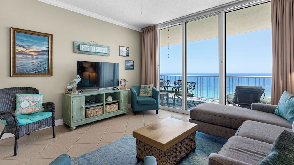 2BR Gulf Front Condo w/ Pool, Gym, Hot Tub + Free Attraction Tickets!