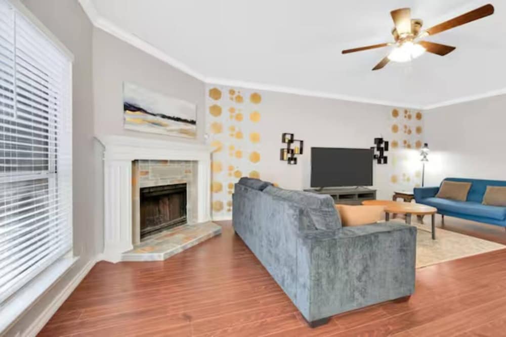 Frisco Castle 3BR Garage Parking Gated Backyard