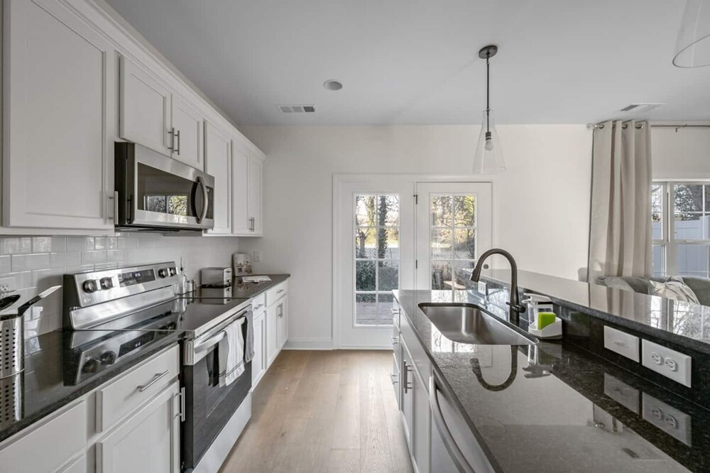 1 King 1 Queen 2 Double Garage Washer Dryer
