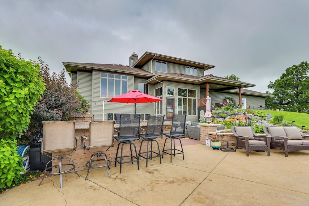 Outdoor Oasis: Luxe Flat in Mt Horeb!
