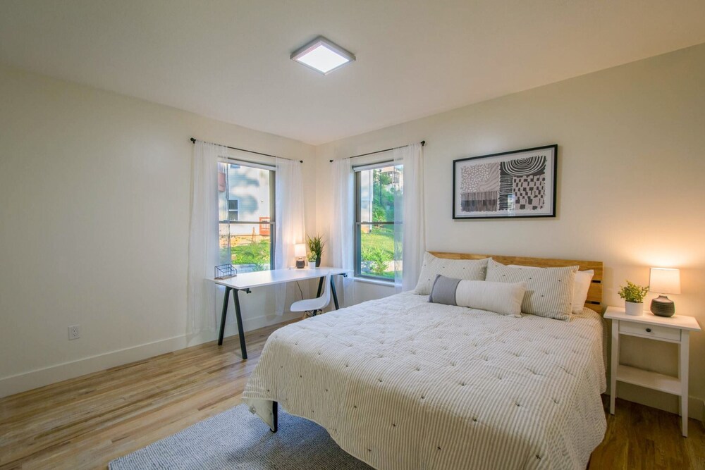Modern Escape by Avanstay w/ Hot Tub, Fire Pit, Mountain Views, 10min to Town view 5