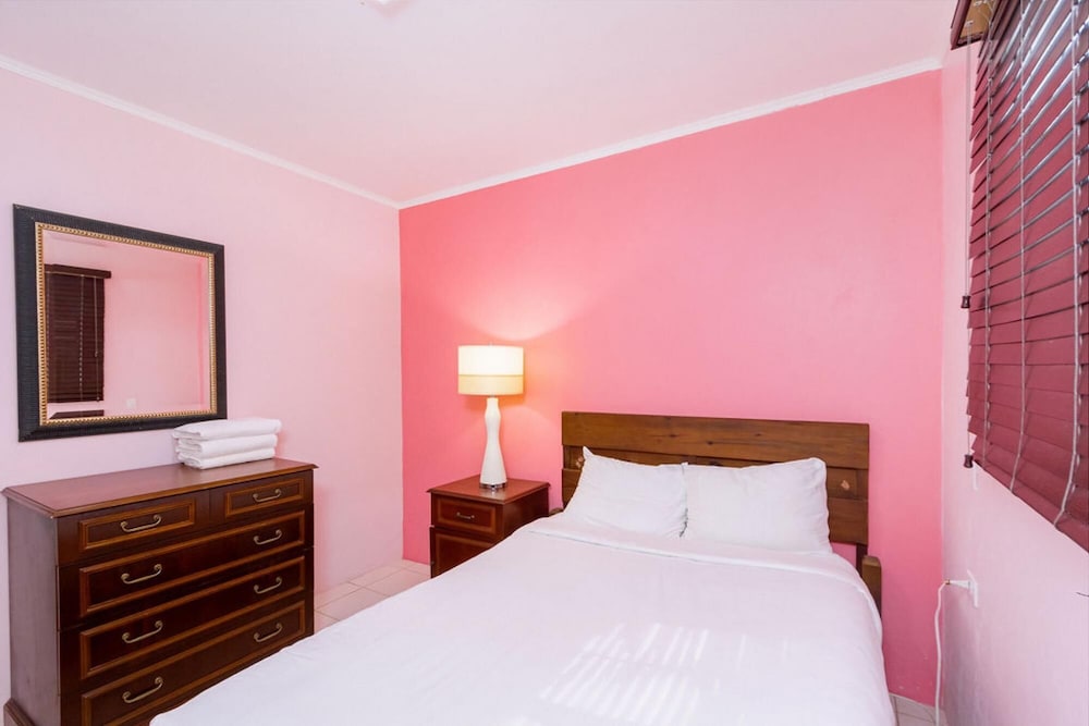 2BR 1BA Ground Level in the Heart of Aruba Pool