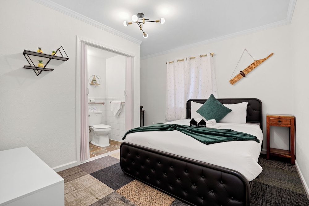 Spacious 5BR Retreat 8 Beds Beach & Golf