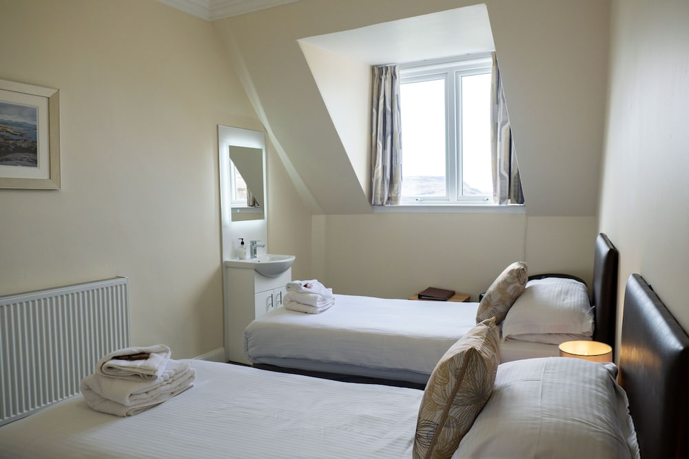 Corran House Guest House & Hostel
