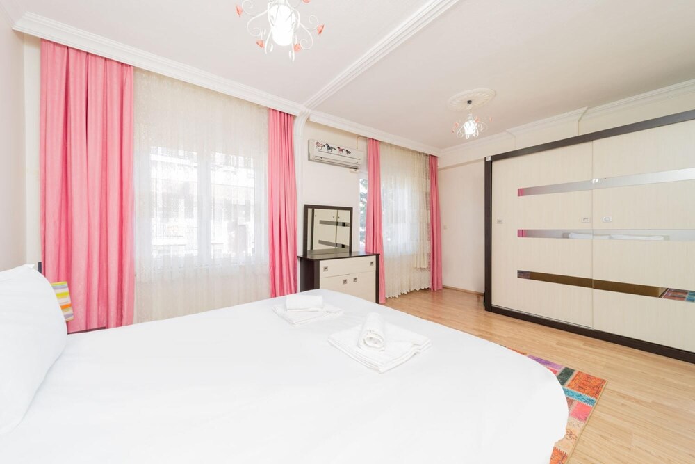 Capacious Flat With Terrace in Central Muratpasa