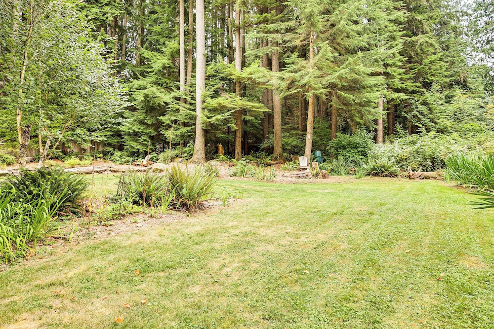 Lake Margaret Access: Boho Log Cabin w/ Backyard
