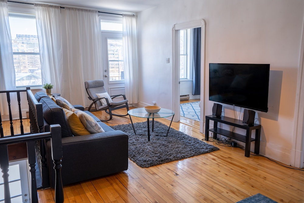 Stunning 2 Bedroom Apt! 3mins Walk From CDN Metro