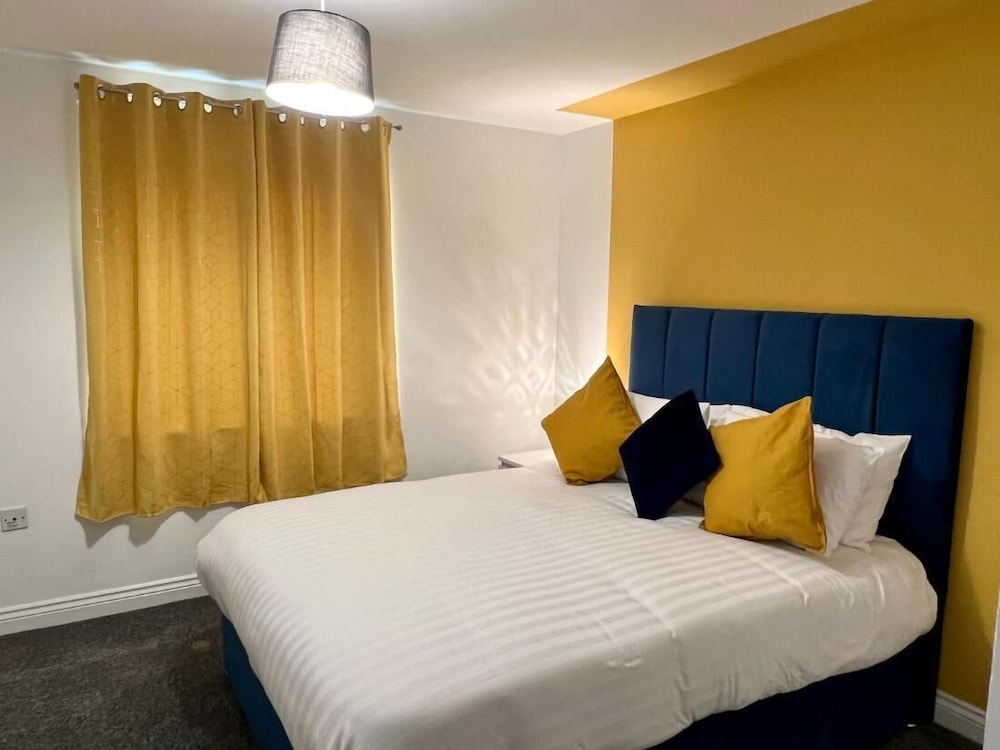 Lovely 2 Bedroom Apartment, 2 Bathrooms Parking view 3