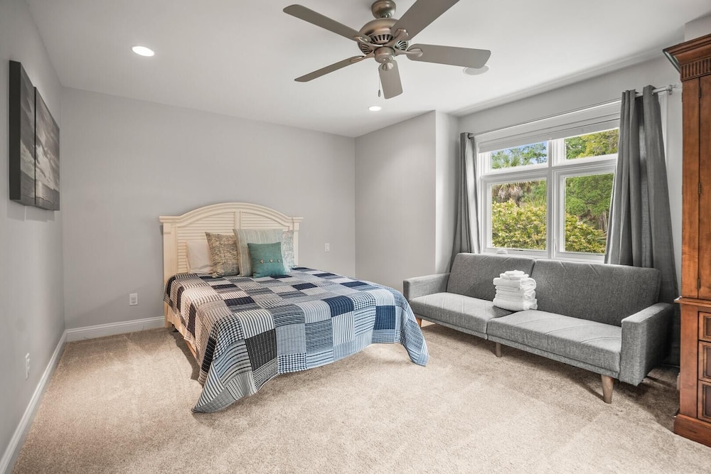 Elegant, Marsh-front 5-bed, 4-bath Home, Sleeps 12