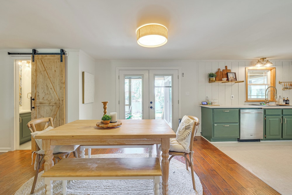 Dock, Sunrooms & Fire Pits: Deltaville Home!