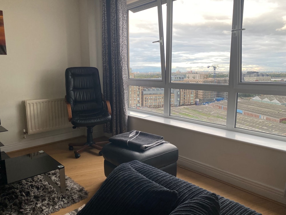 2 Bed Flat - Sleeps 4 - Parking - Wifi