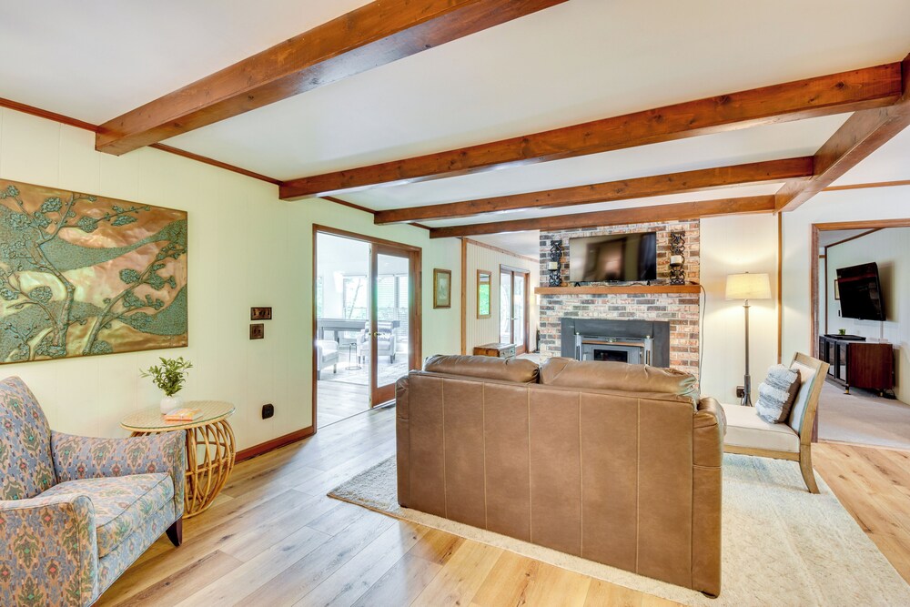 Deck & Game Room: Mountaintop Hideaway in Tiger!