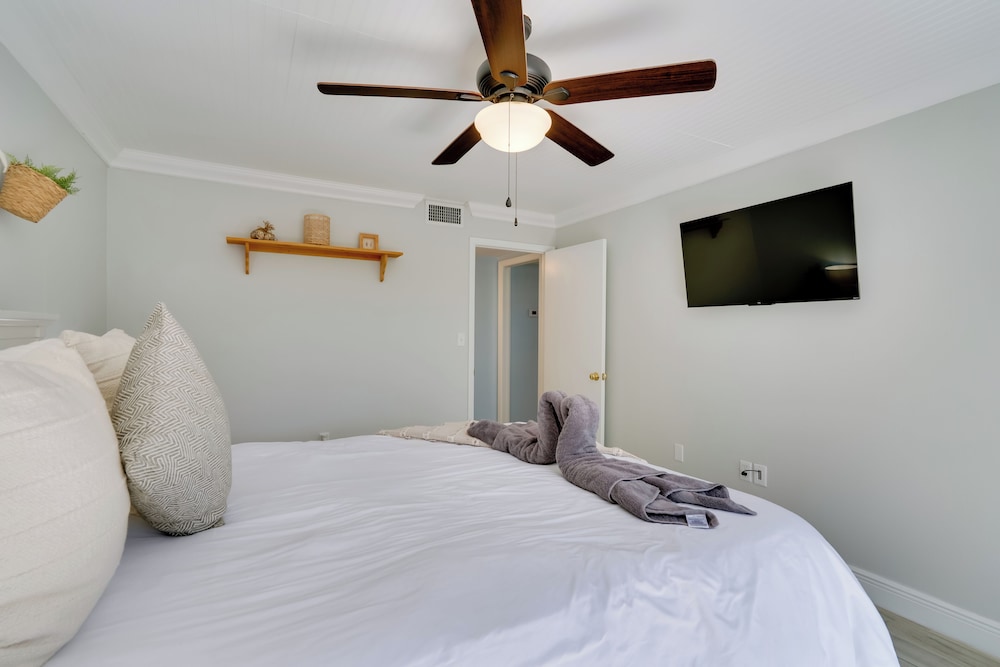 7 Mi to River District & Beach: Fort Myers Retreat
