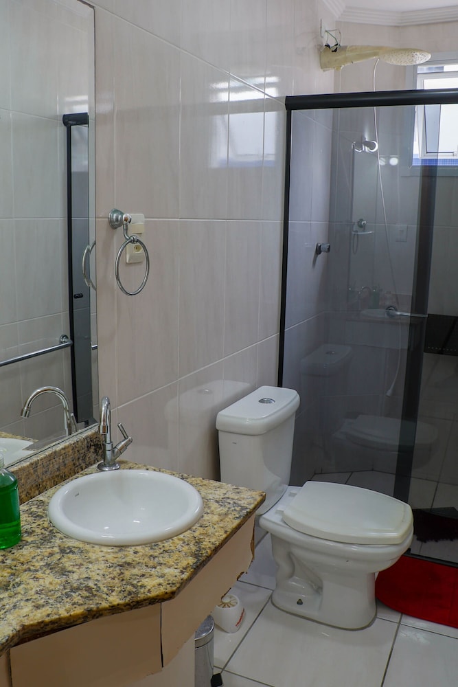 Apto com Wi-fi ar Cond e Garagem 100m da Praia