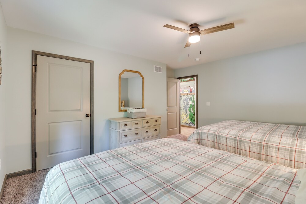 Hot Tub & Community Beach: Albrightsville Home!