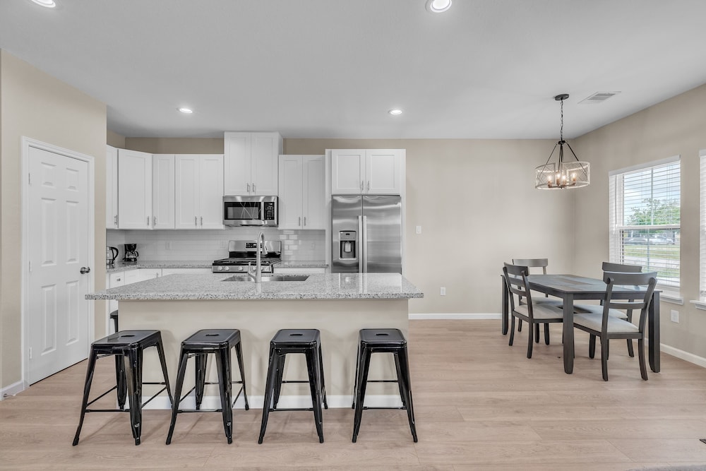 Chic Pet Friendly 3br Duplex In Amazing Location 3 Bedroom Duplex