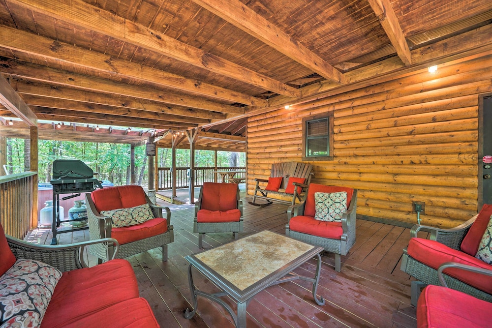 Broken Bow Family Cabin w/ Private Hot Tub! view 4