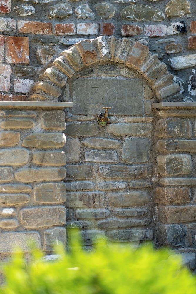 Villa Zoi A Stay to Remember I Guest House in Elbasan Castle