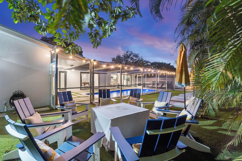 Coastal Retreat Stylish 4 BDR w/ Private Pool! - Image 2