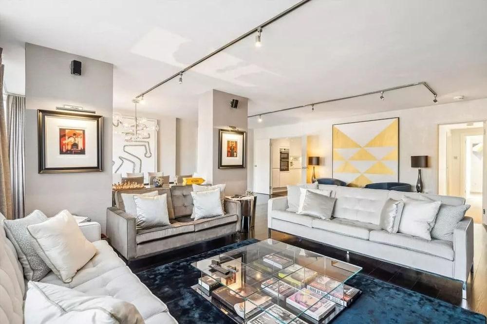 Luxurious 3-bed 2-bath Apartment in Belgravia