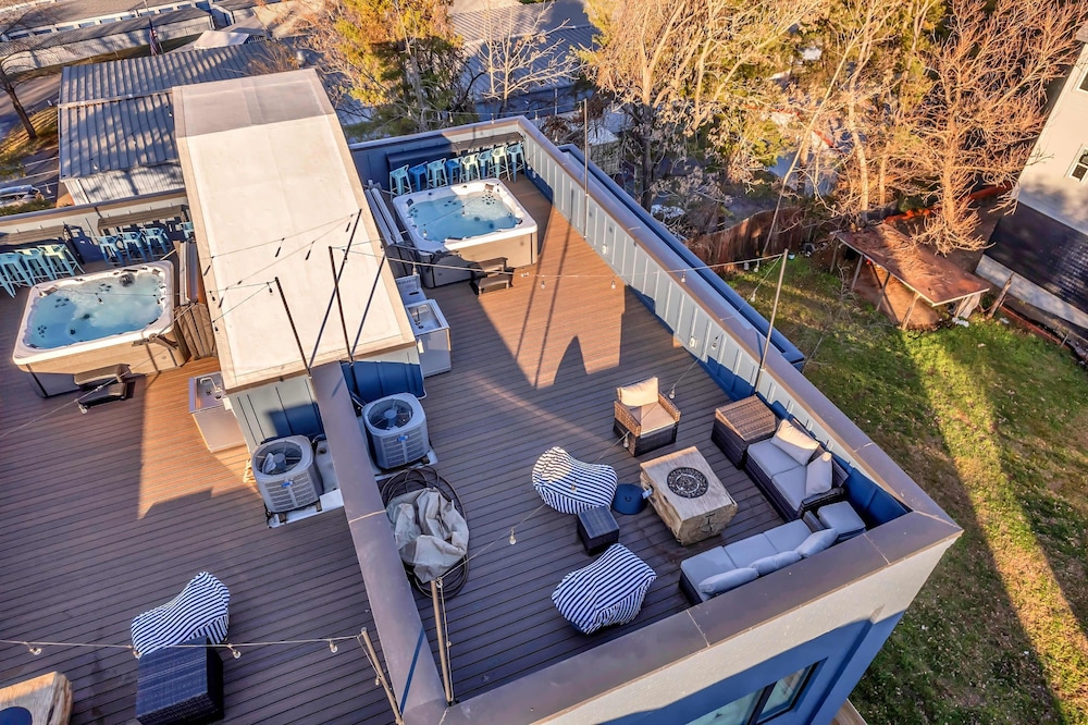 Hot Tub Game Room Rooftop Downtown Nashville