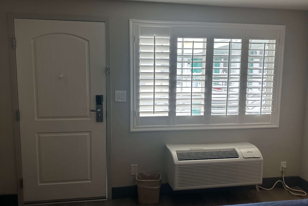 Super 8 by Wyndham Oceanside Downtown