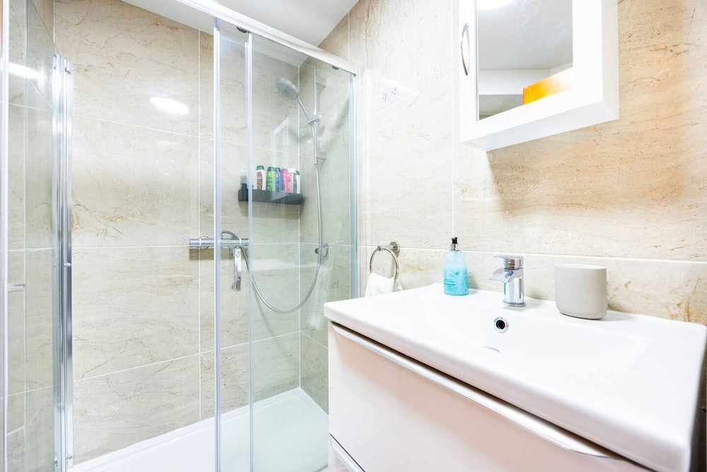 3 Bed 3 Bathroom Flat in Kensington B