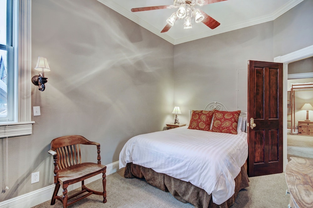 Ridge Street Lookout 4 Bedroom Home by RedAwning