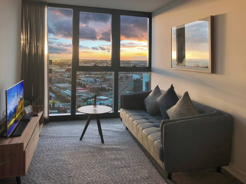 Southbank 2BR High City Views Enjoy Wine, Gym, Pool, Wifi