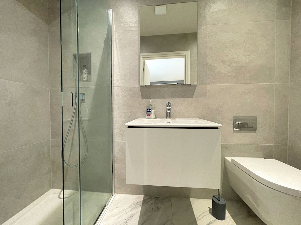 Modern and Sleek 2 Bed Apartment