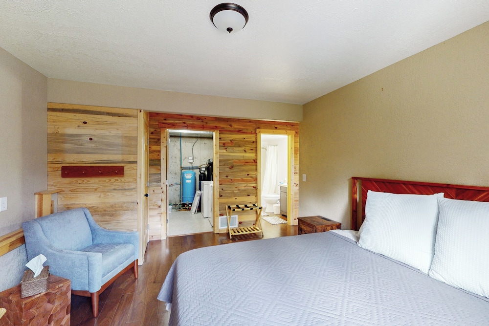 3 BR Cabin w/ Hot Tub, Large Deck & Wifi