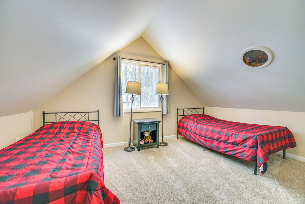 2 Blocks to Higgins Lake: Pet-friendly Family Home