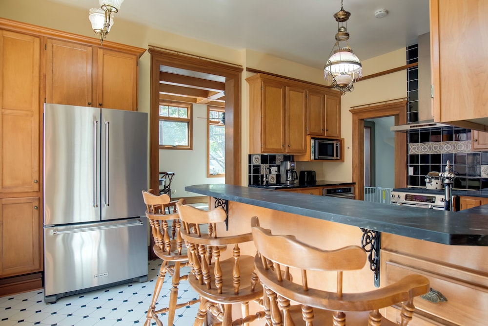 Victorian-style Cheesman Park Apt - 2 Mi to Dtwn