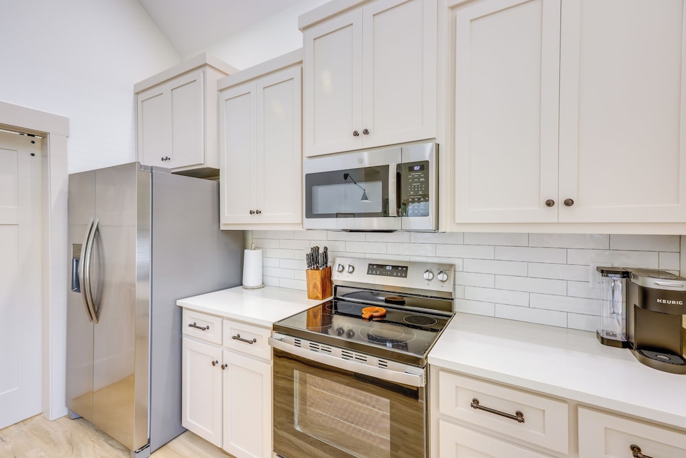 Walk to Sports Complex: Home in Millbrook!