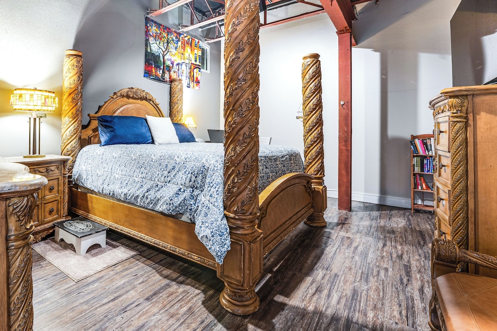 Walk to Corpus Christi Bay: Loft w/ Shaded Parking