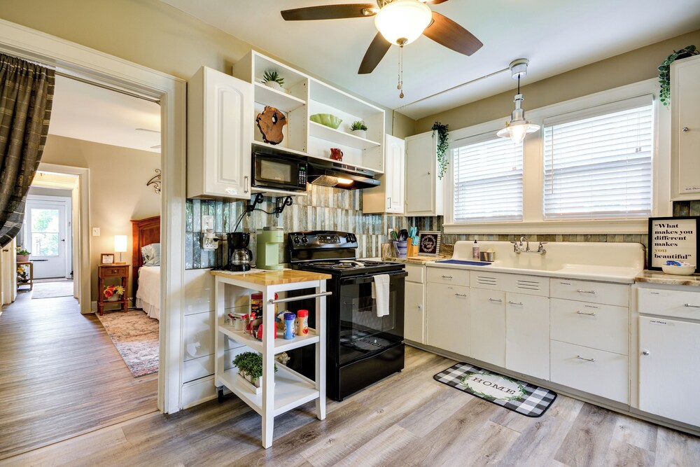 Walk Downtown: Inviting Apartment in Greensboro!