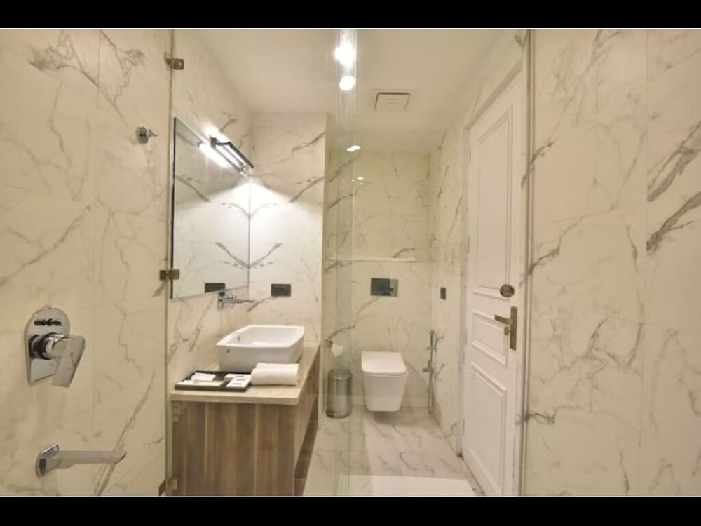 Claret inn by Lawrence Hotels