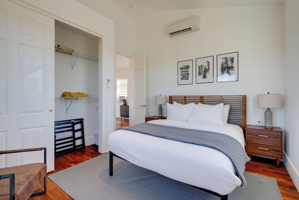 Near Lake Travis & Marina: Modern Austin Getaway!