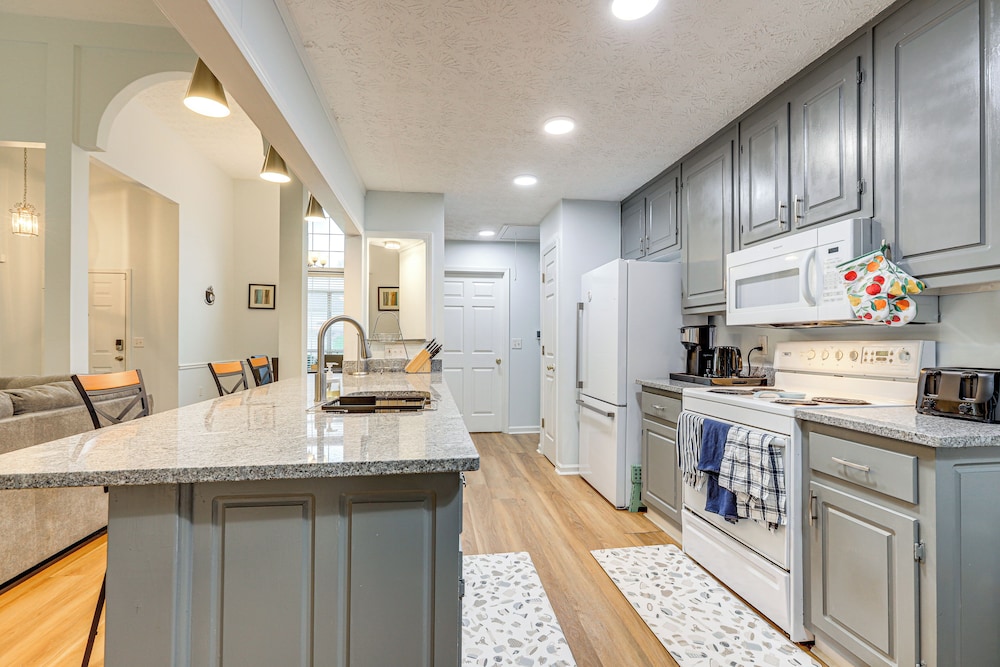 7 Mi to Dtwn Covington: Bright Home w/ Deck & Yard